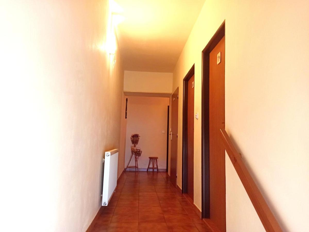 P&P Jicin Apartments - Soukrome 2-3 Luzkove Pokoje S Vlastni Kuchyni A Koupelnou מראה חיצוני תמונה