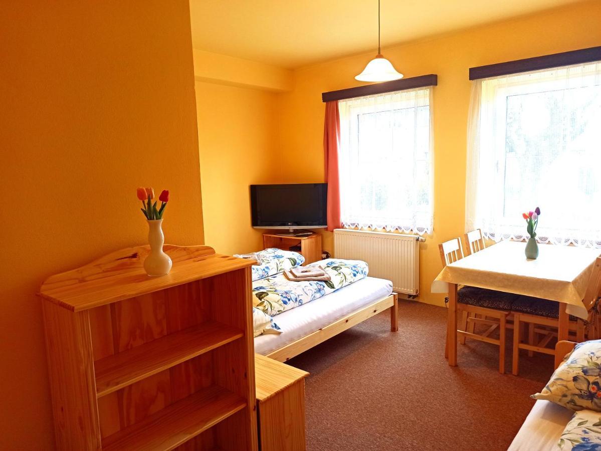 P&P Jicin Apartments - Soukrome 2-3 Luzkove Pokoje S Vlastni Kuchyni A Koupelnou מראה חיצוני תמונה