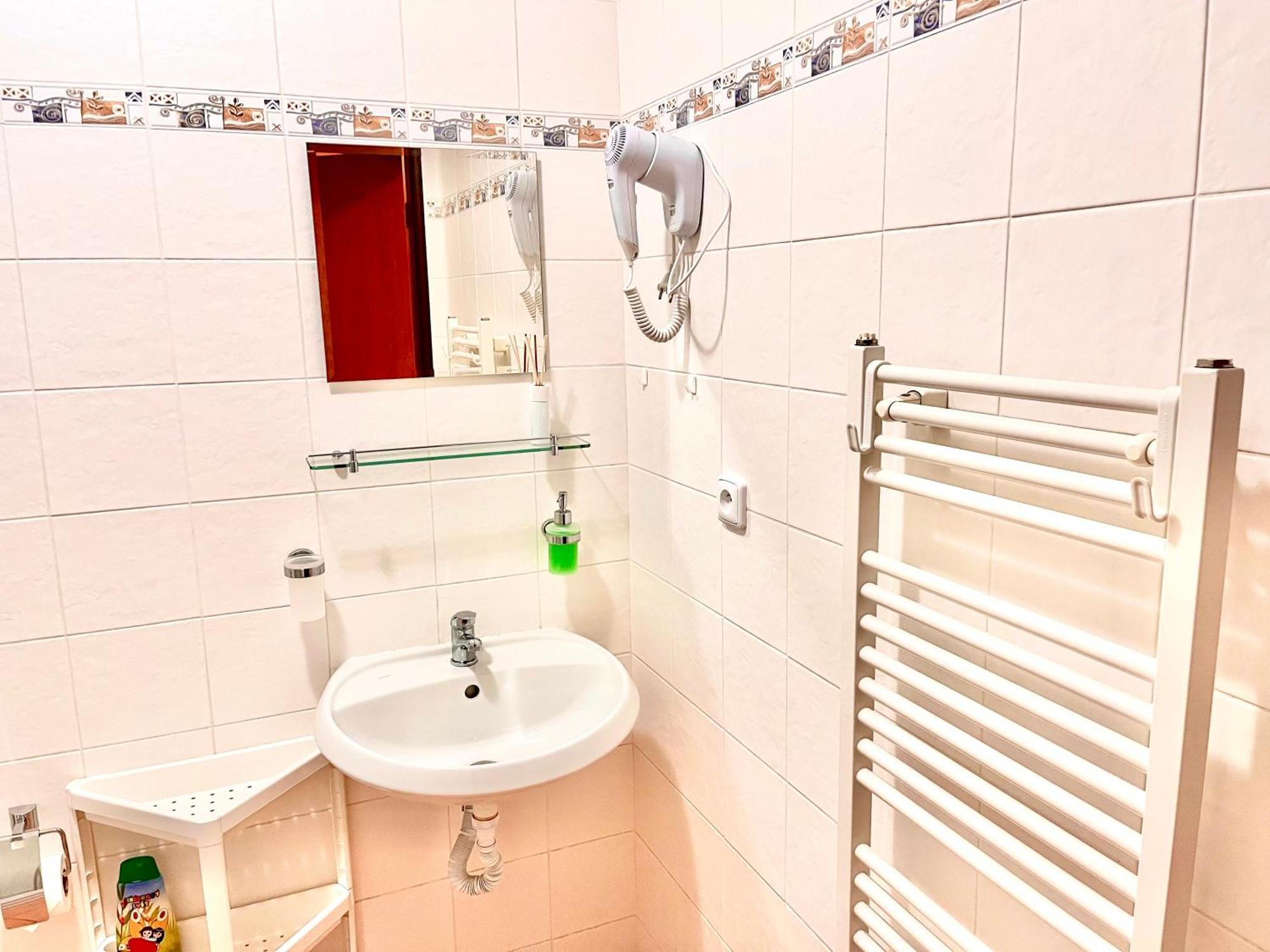 P&P Jicin Apartments - Soukrome 2-3 Luzkove Pokoje S Vlastni Kuchyni A Koupelnou מראה חיצוני תמונה