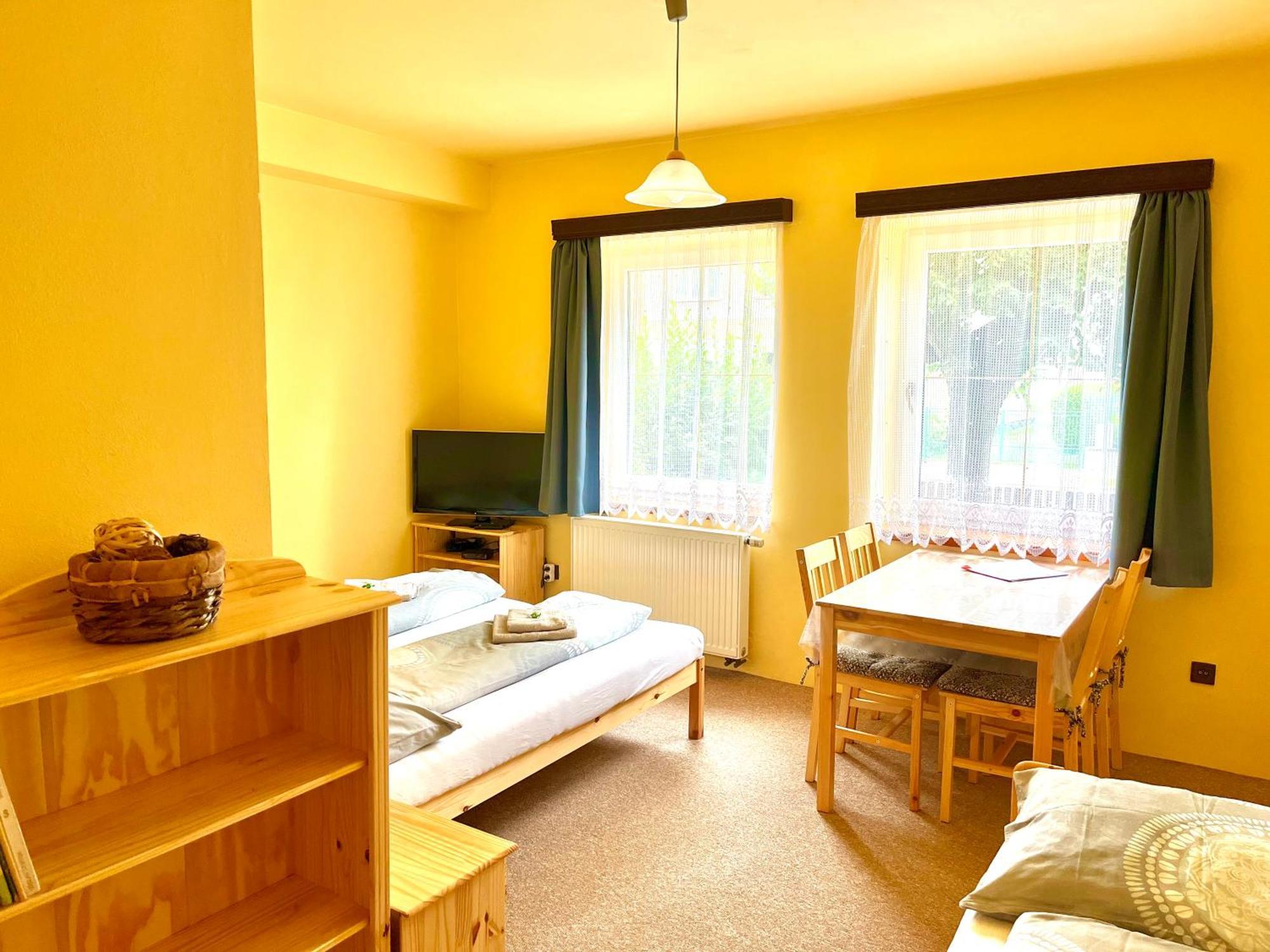P&P Jicin Apartments - Soukrome 2-3 Luzkove Pokoje S Vlastni Kuchyni A Koupelnou מראה חיצוני תמונה